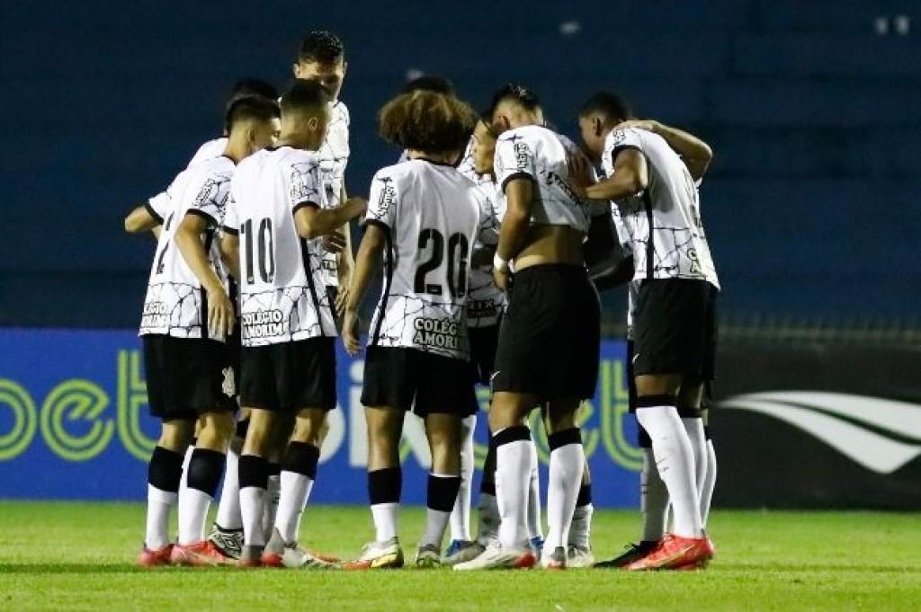 Corinthians goleia a Ferroviária e avança com 100% de aproveitamento