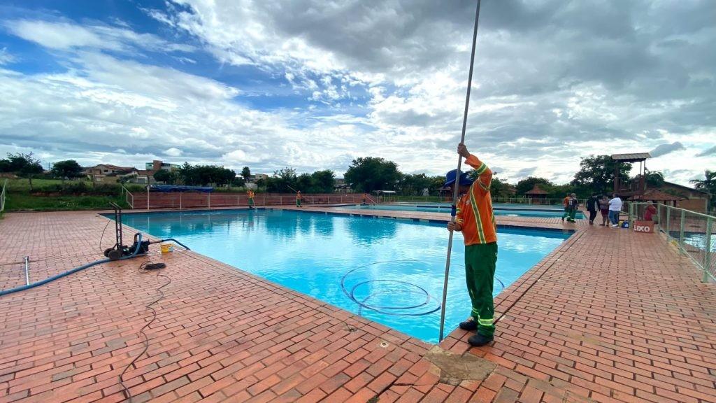 Prefeitura intensifica combate ao mosquito da dengue com limpeza de piscinas públicas e fontes, nesta segunda-feira (02/01)