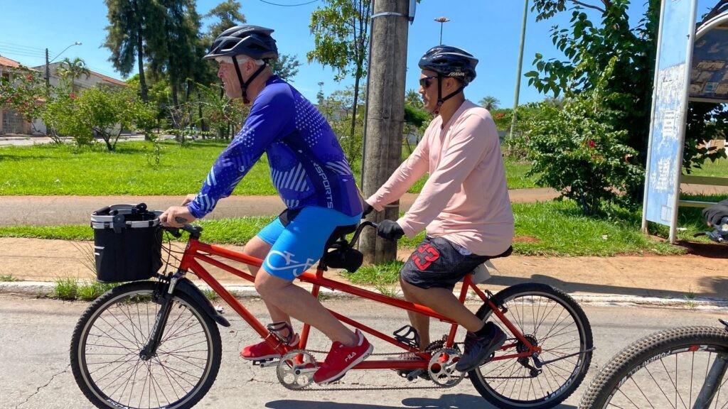 Após participar de passeio ciclístico inclusivo, gari com deficiência visual planeja novas aventuras de bike
