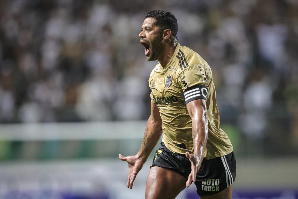 Em noite inspirada de Hulk, galo goleia e se mantém invicto no Mineirão