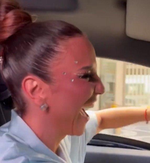 Ivete Sangalo buzina para foliões enquanto dirigia em rua de Salvador