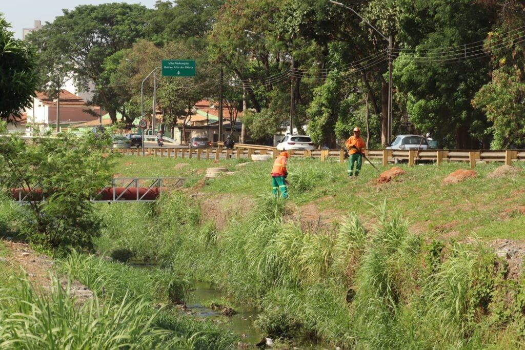 Prefeitura de Goiânia realiza poda de grama e rastelação nas margens do Córrego Botafogo, nesta quinta-feira (16/02)
