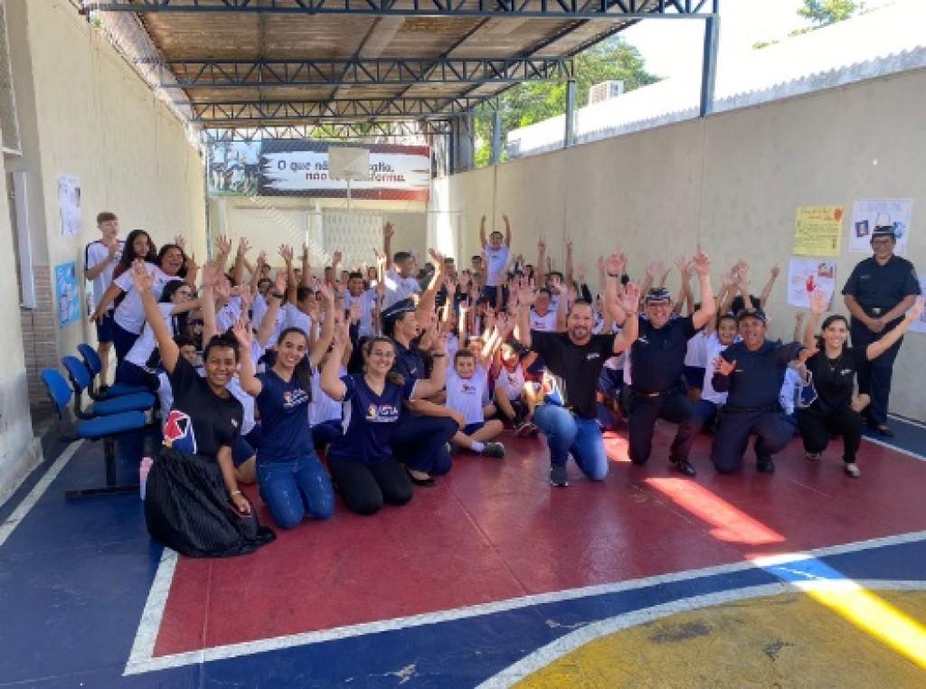 Programa Anjos da Guarda realiza palestra sobre prevenção ao bullying, em escola
