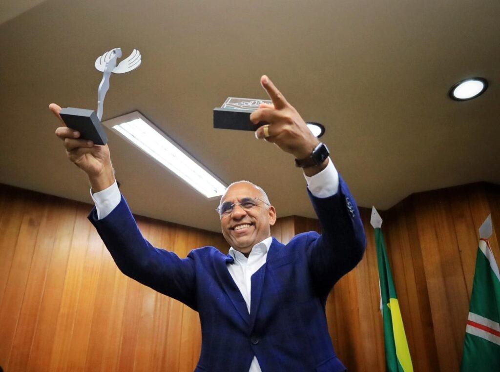 Rogério Cruz é homenageado Político do Ano no 13° Prêmio + Influentes da Política em Goiás, e dedica troféu a servidores do município