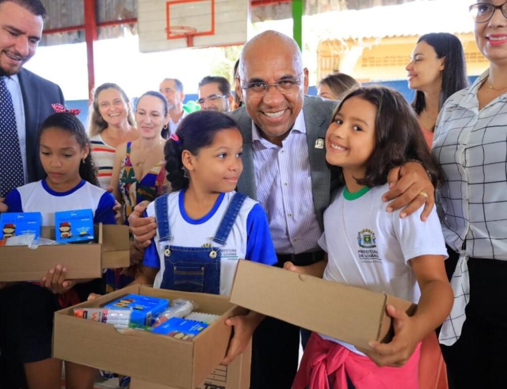 Rogério Cruz entrega novos kits escolares, e destaca que 