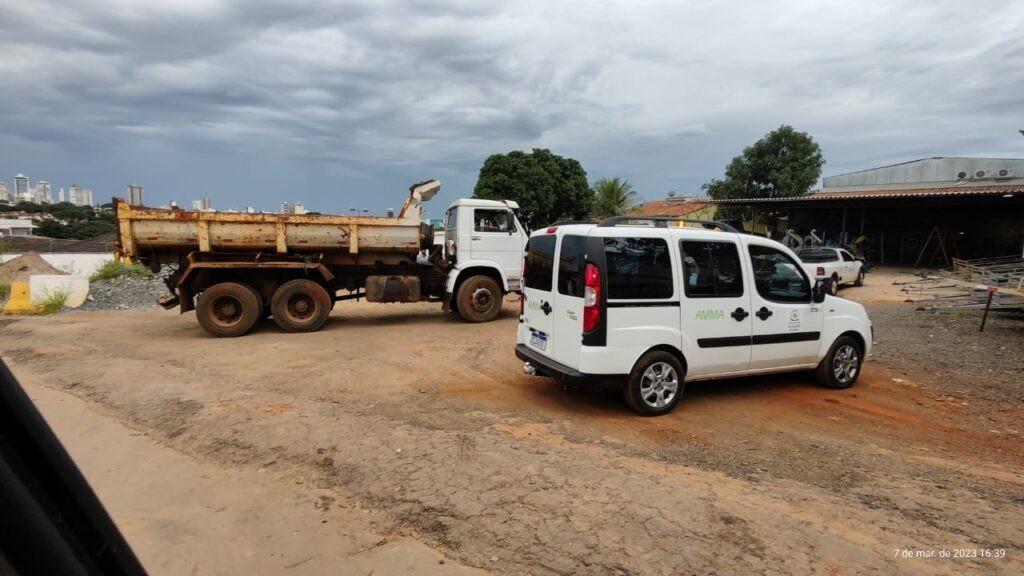 Fiscalização ambiental apreende três caminhões em flagrante, por descarte clandestino, nos setores Mariliza, Três Marias e Conjunto Riviera