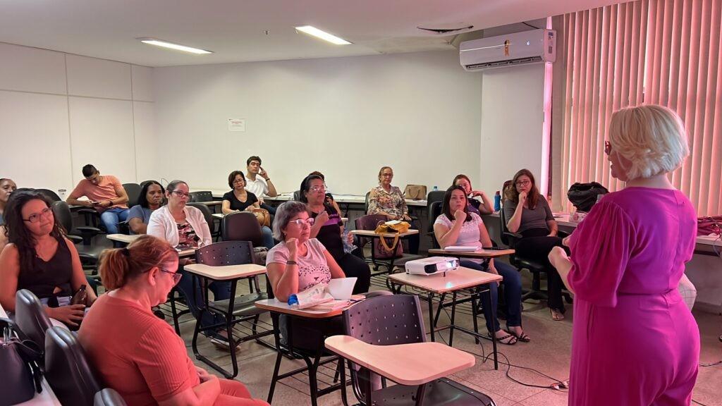 Prefeitura de Goiânia capacita 120 profissionais da saúde com curso de Libras