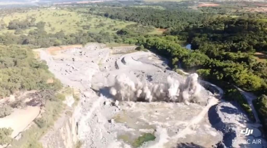 Prefeitura de Goiânia faz detonação em usina e produz 8,9 mil metros cúbicos de rocha para uso em obras por toda a cidade