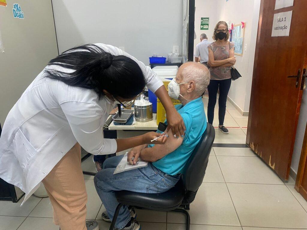 Prefeitura de Goiânia imuniza 8 mil pessoas com a Pfizer Bivalente, em dois dias de vacinação