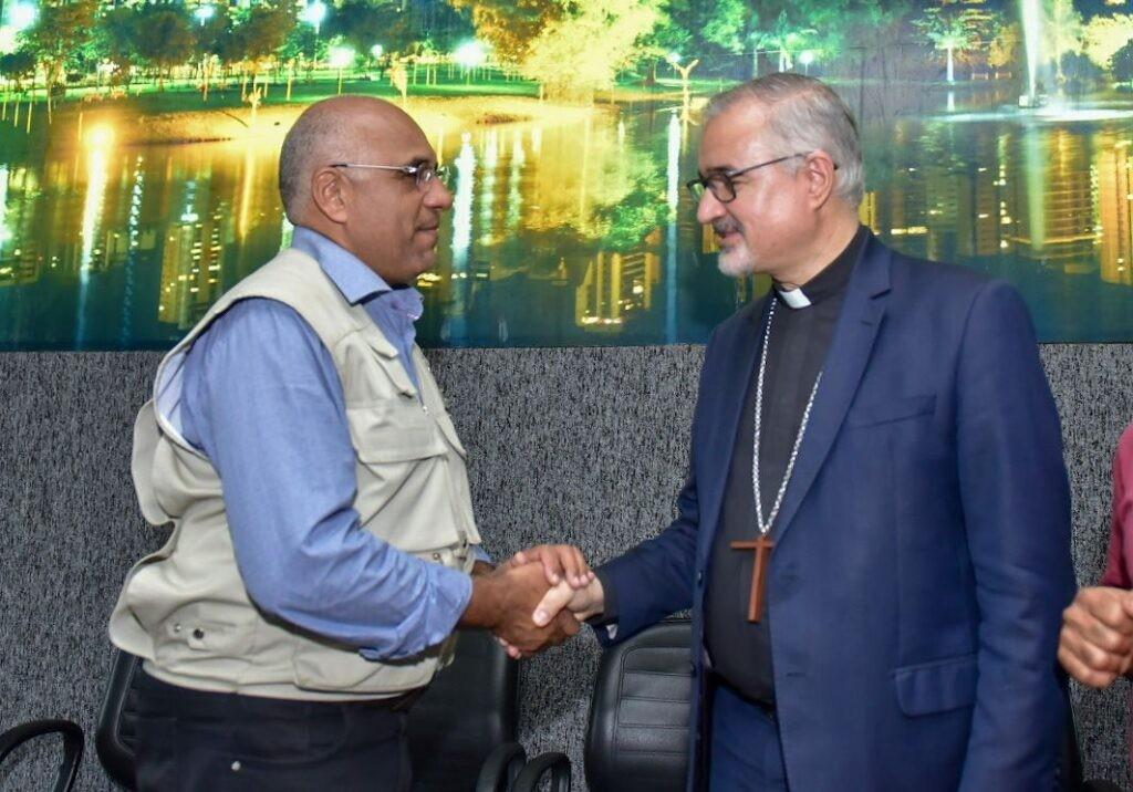 Rogério Cruz assina termos de permissão de uso de bens imóveis à Arquidiocese de Goiânia, e reafirma compromisso com serviço social