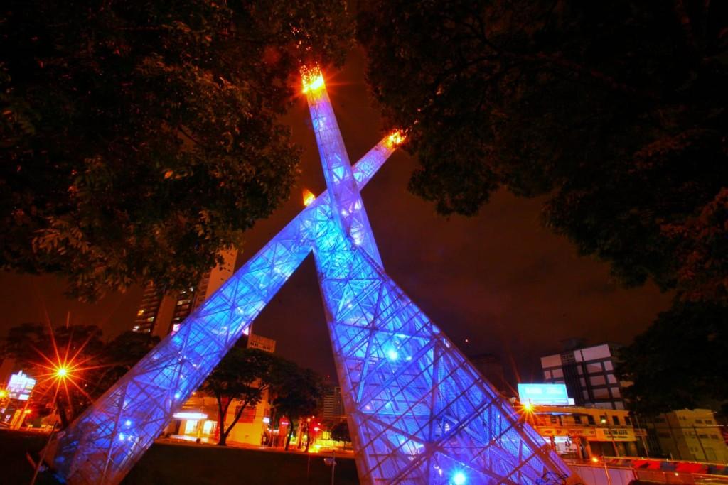 Prefeitura de Goiânia ilumina Viaduto Latif Sebba com azul, em homenagem ao Dia de Conscientização do Autismo