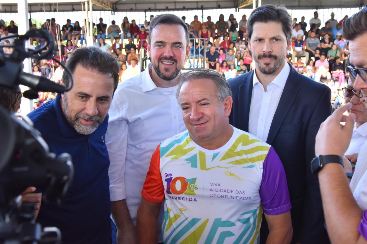 População celebra aniversário de Aparecida de Goiânia com desfile e bolo