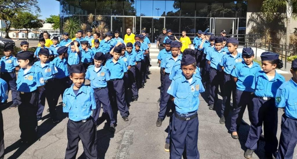 Alunos do Programa Guarda Mirim, do CRAS Curitiba, participam de feira de produtos sustentáveis, no estacionamento da Comurg