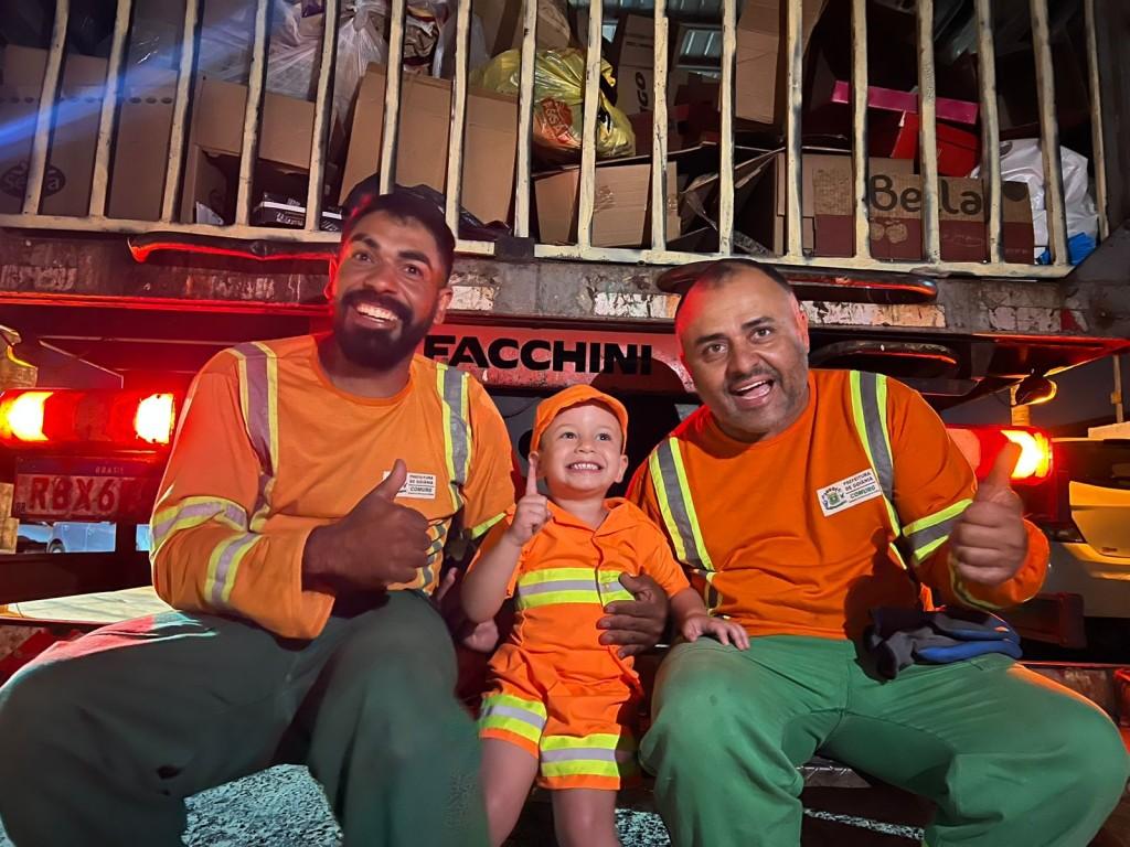 Garotinho apaixonado por coletores e caminhão de lixo comemora aniversário de 3 anos com festa temática e presença dos garis da Comurg