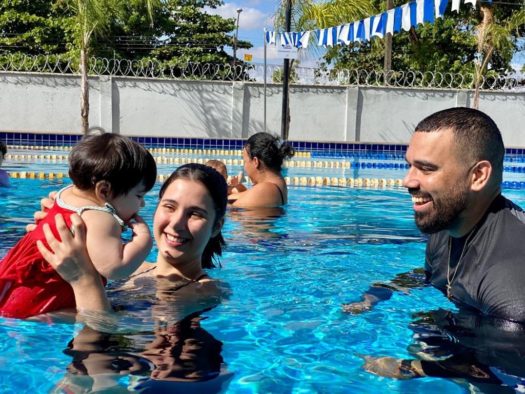 Meninas de Luz oferece natação para mães e bebês