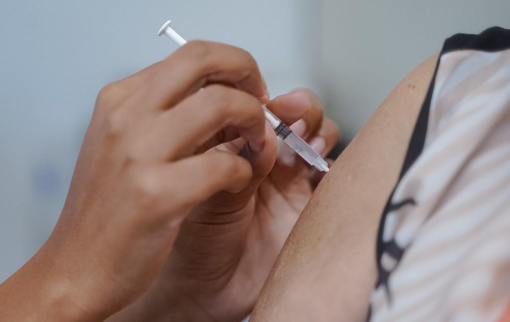 População é convocada a tomar vacina bivalente contra Covid-19