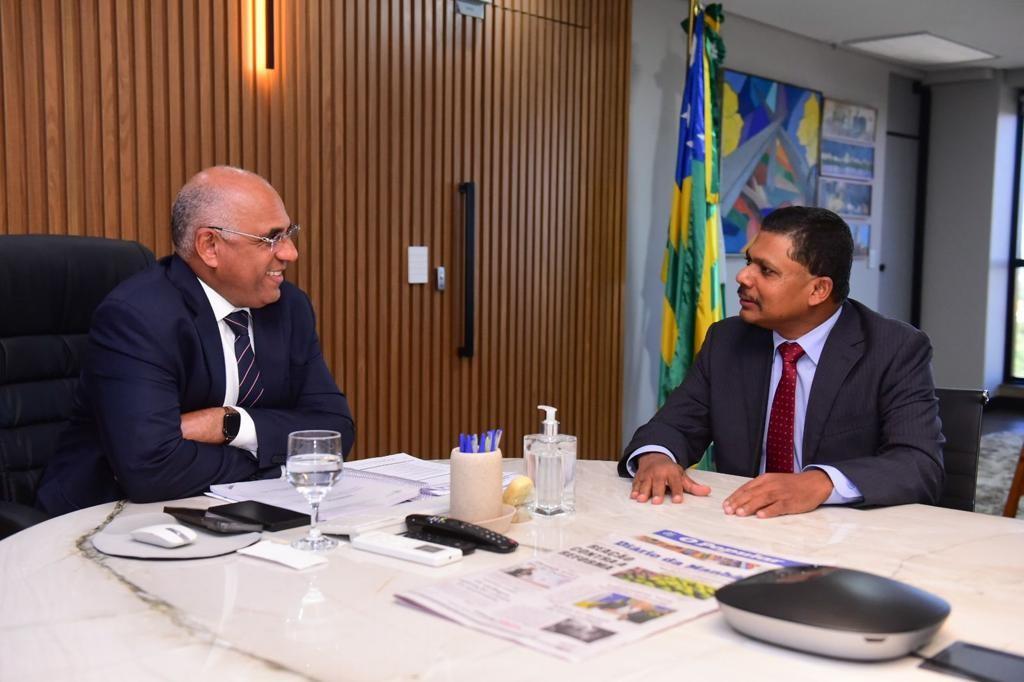 Prefeito Rogério Cruz recebe embaixador do Sri Lanka em busca de parcerias comerciais