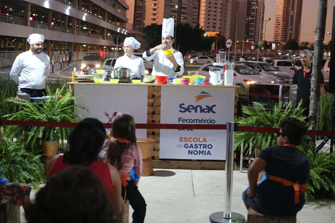 Sesc e Senac levam teatro, cinema e oficinas de gastronomia para o Flamboyant Garden Festival