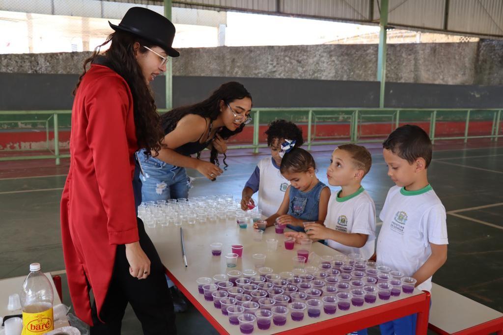 Escola municipal do Bairro Feliz recebe Programa de Educação Tutorial da Engenharia de Alimentos (PET Engali), da UFG