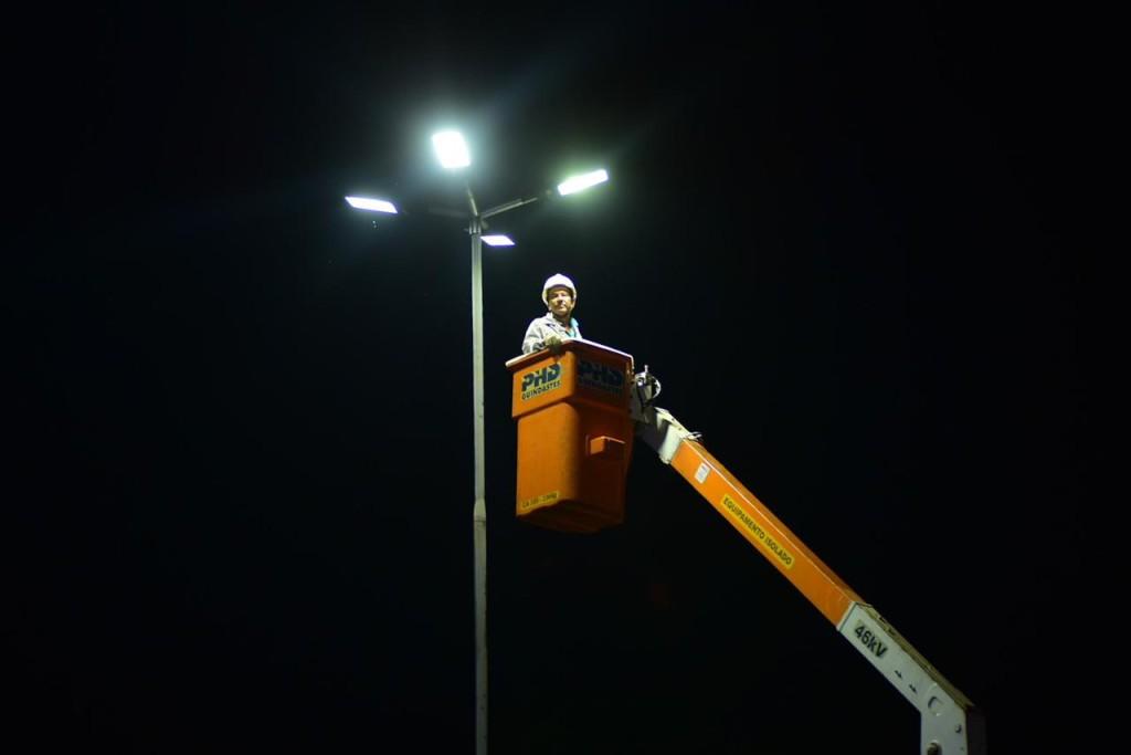Prefeito Rogério acompanha implantação de iluminação de LED em bairros de Goiânia