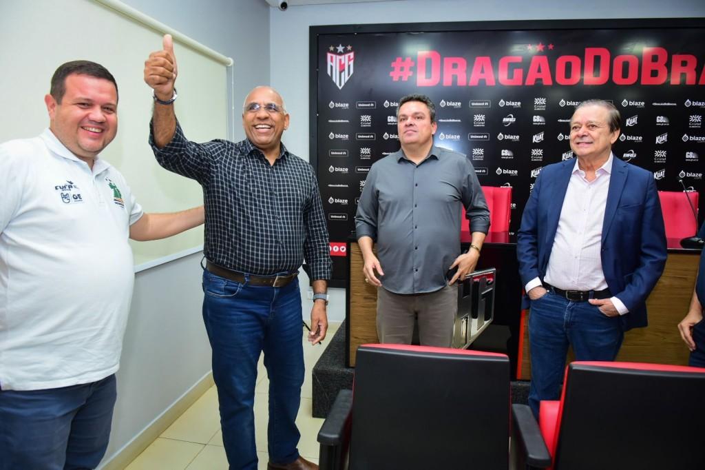 Prefeito Rogério articula jogo da final da Taça das Favelas no estádio do Atlético Goianiense