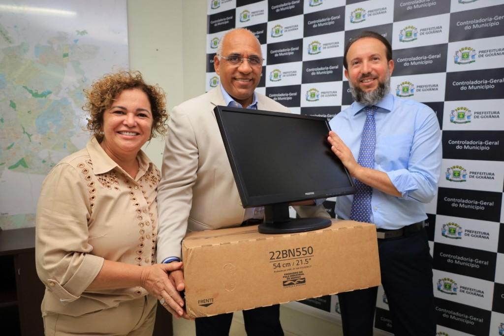 Prefeito Rogério entrega 27 novos computadores para a Controladoria-Geral do Município de Goiânia
