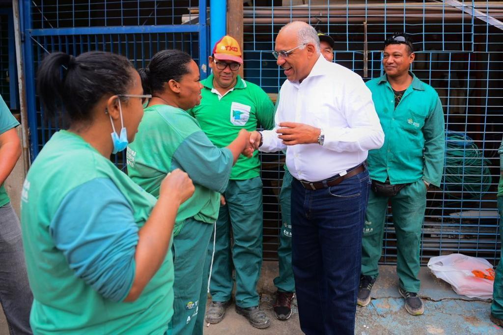 Prefeito Rogério entrega revitalização da garagem operacional da Amma durante café da manhã com servidores