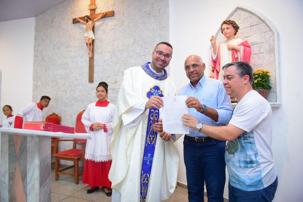 Prefeito Rogério entrega termo de permissão de uso de área à Comunidade Católica Menino Jesus