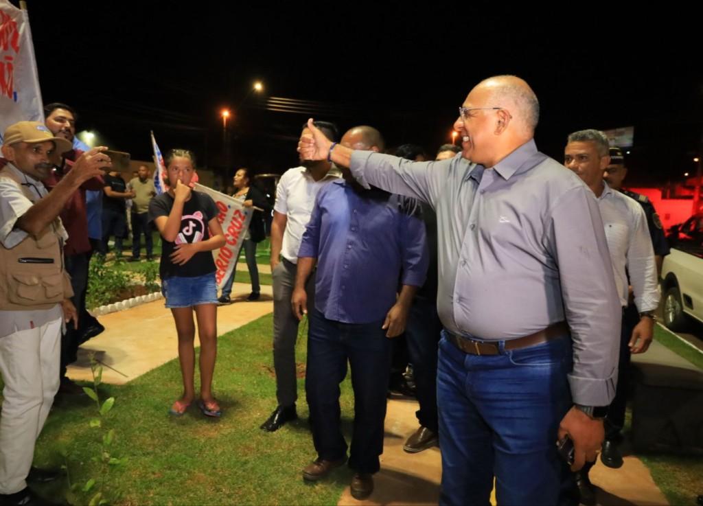 Prefeito Rogério inaugura praça com mobiliário moderno e infraestrutura para prática esportiva na Vila Redenção