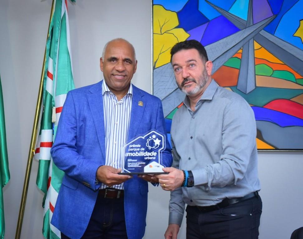 Prefeito Rogério recebe Prêmio Nacional de Mobilidade Urbana, em reconhecimento pela inovação do Passe Livre do Trabalhador