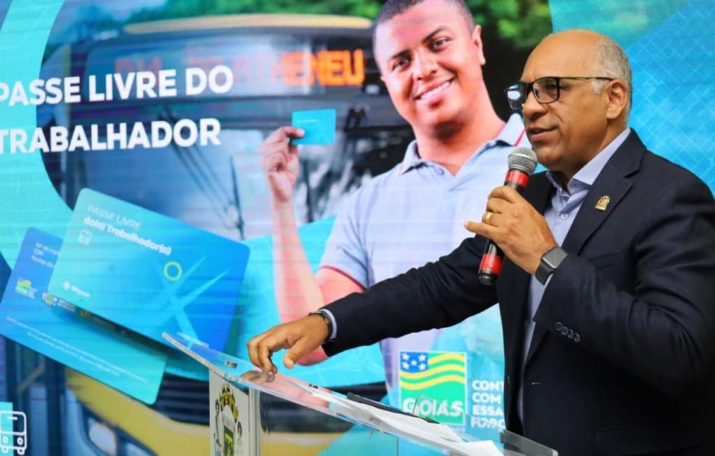 Prefeito Rogério recebe prêmio por Passe Livre do Trabalhador no transporte coletivo