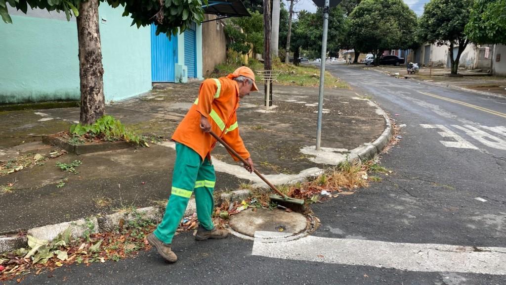 Prefeitura de Goiânia intensifica varrição e rastelação em bairros com grande incidência de quedas de folhas por conta da estiagem
