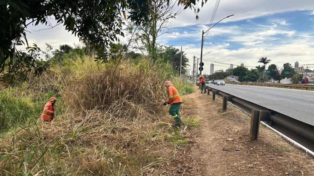 Prefeitura de Goiânia realiza força-tarefa de roçagem e limpeza no Córrego Botafogo, entre a Vila Lobó e Jardim Goiás