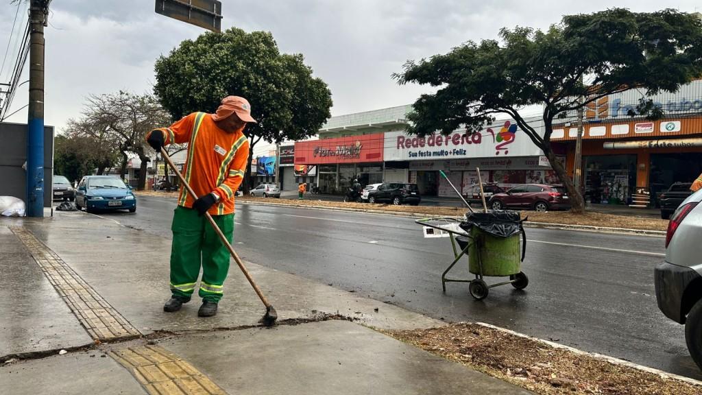 Prefeitura de Goiânia realiza remoção de galhadas e entulhos em bairros mais afetados por fortes chuvas