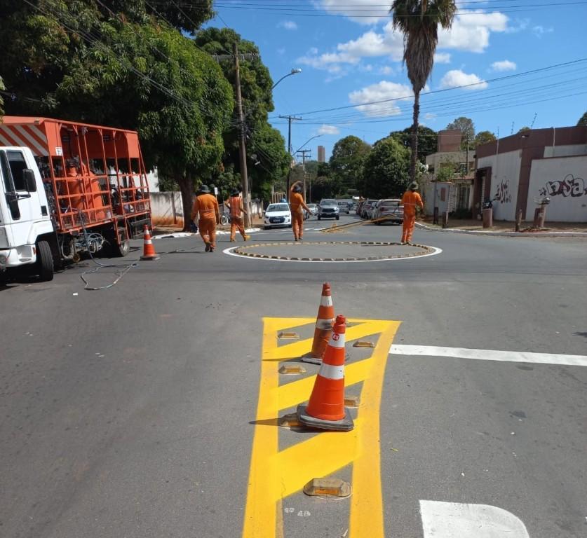 Prefeitura de Goiânia revitaliza sinalização viária de 14 bairros da capital até sábado (26/08)