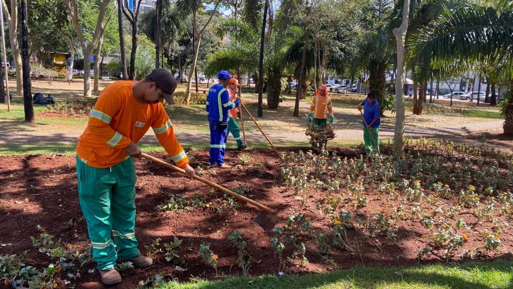 Prefeitura realiza serviços de limpeza e manutenção na Praça Universitária e em outros nove pontos nesta terça-feira (29/8)