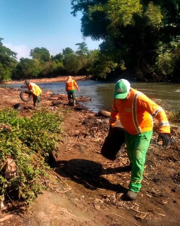 Em quatro dias, Comurg retira 67 toneladas de entulhos e 437 pneus do Rio Meia Ponte
