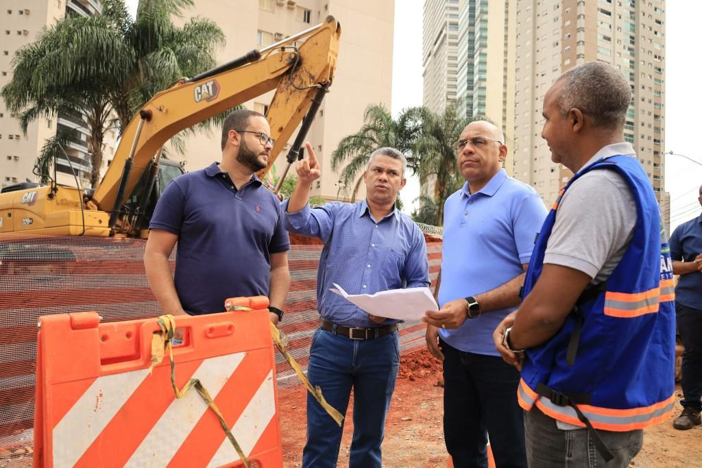 Em vistoria de trabalho pela cidade, prefeito Rogério destaca qualidade e rapidez em oito obras de drenagem e reconstrução asfáltica
