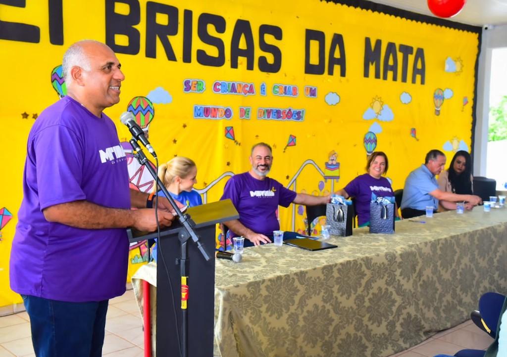 Prefeito Rogério entrega revitalização do Cmei Brisas da Mata e 10 ônibus escolares durante Mutirão