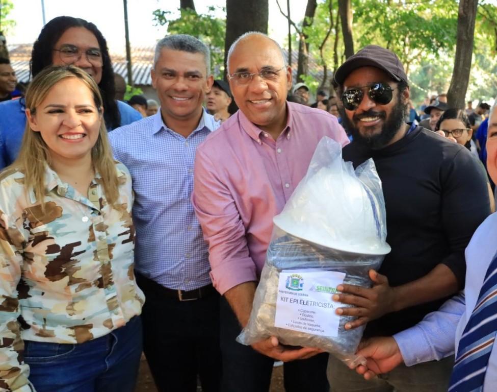 Prefeito Rogério entrega uniformes e EPIs na Seinfra e destaca benefícios concedidos aos servidores públicos municipais