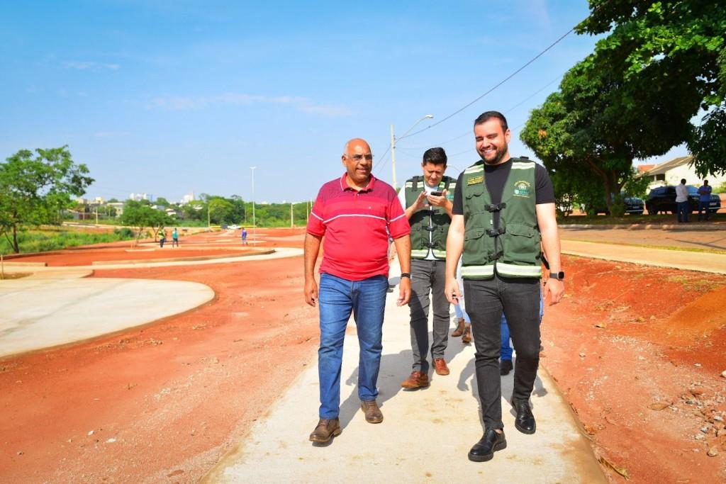 Prefeito Rogério vistoria obras do Parque Municipal Marcos Antônio Machado, no Residencial Vale do Araguaia