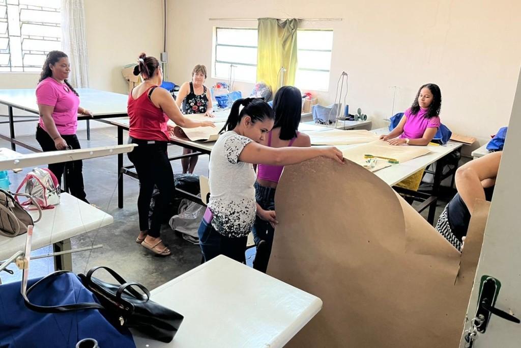 Prefeitura de Goiânia desenvolve oficina de modelagem básica para mulheres e crianças