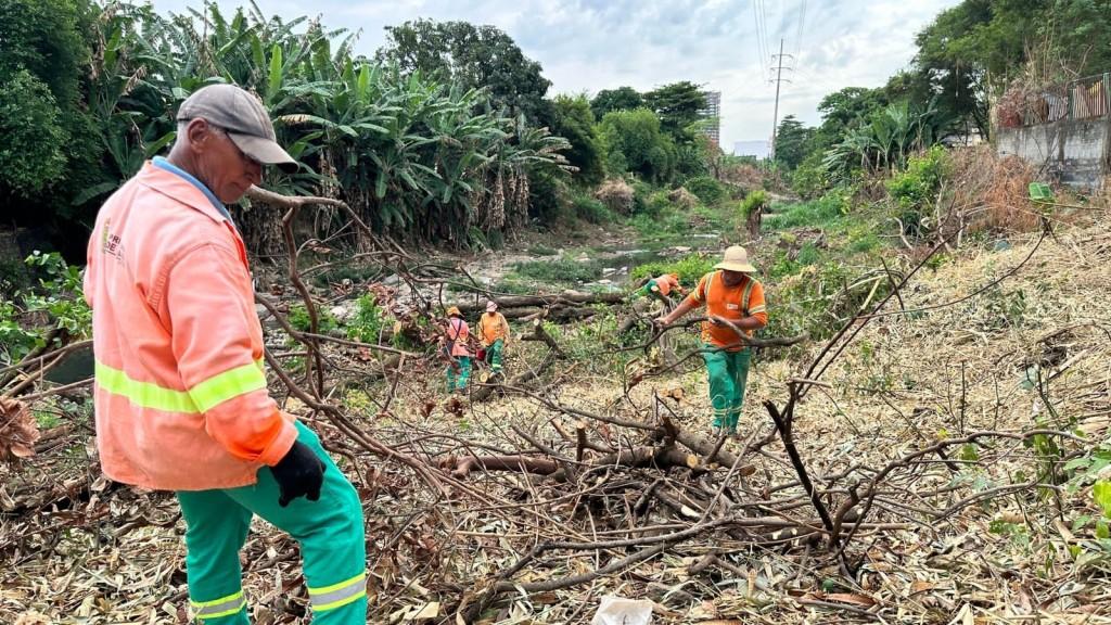 Prefeitura de Goiânia faz limpeza e roçagem no Córrego Capim Puba, no Setor Norte Ferroviário
