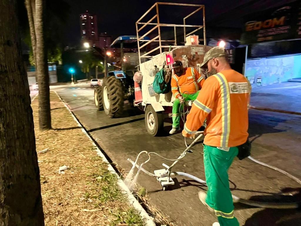 Prefeitura de Goiânia realiza pintura de meio-fio em bairros da Região Norte da Capital