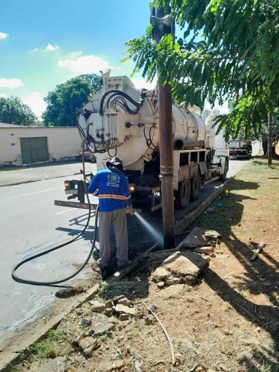Prefeitura de Goiânia retira mais de 300 toneladas de lixo por mês de bocas de lobo