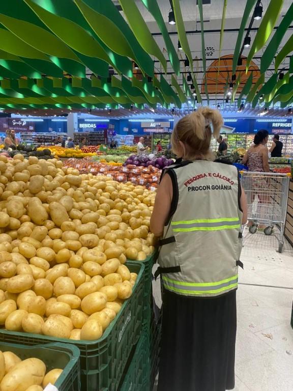 Procon Goiânia aponta variação de até 300,86% no preço de produtos da cesta básica