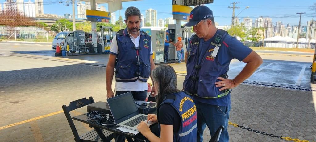 Procon notifica postos por aumento de preços