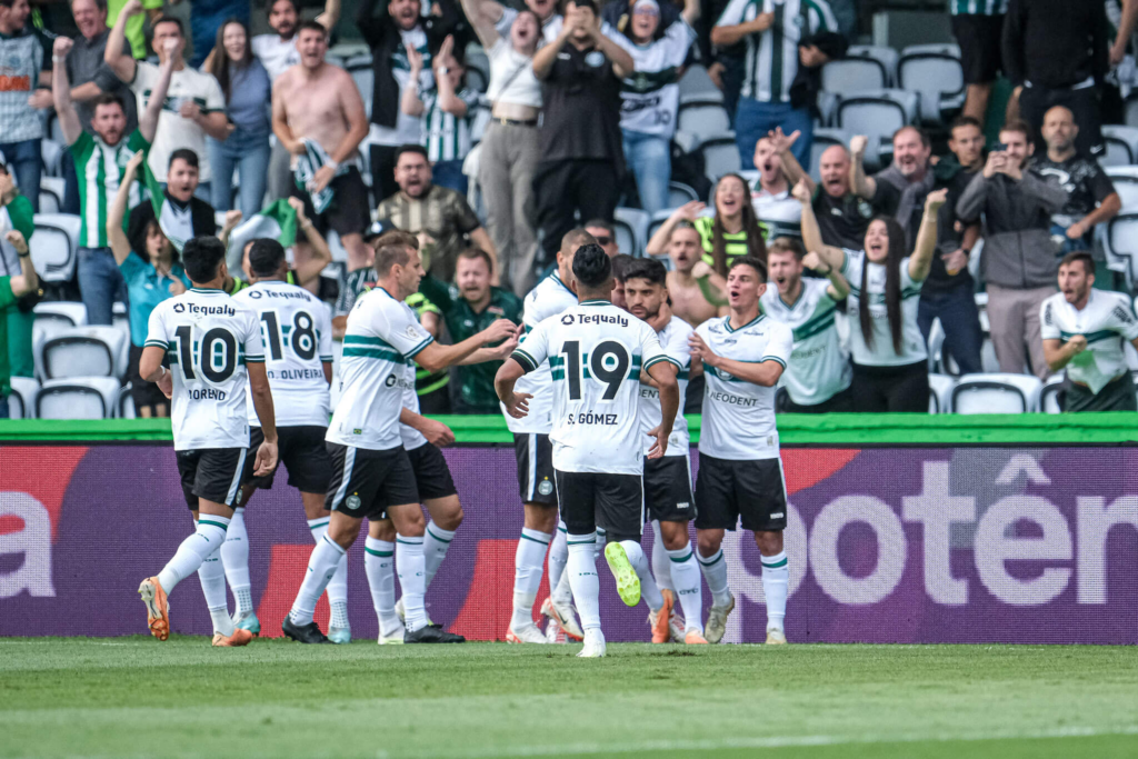 Coritiba vence o Athletico-PR pela 25ª rodada do Brasileirão