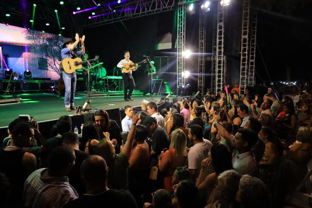 Goiânia 90 anos: Di Paullo & Paulino empolgam público em show na Vila Mutirão