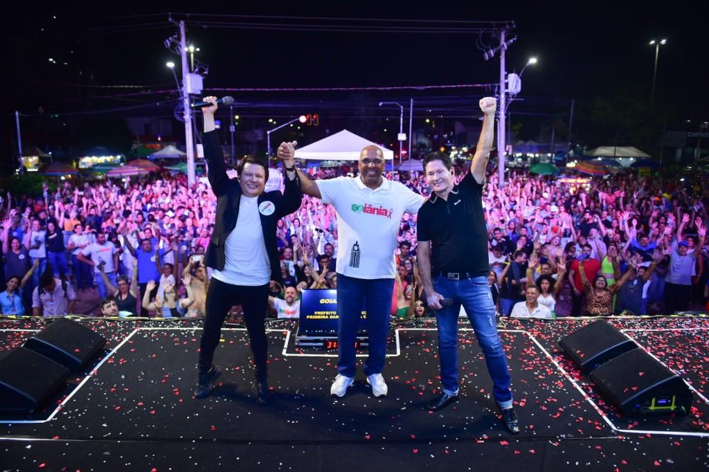 Goiânia 90 anos: dupla Gian & Giovani arrasta multidão à Praça do Trabalhador em show romântico de comemoração ao aniversário da Capital